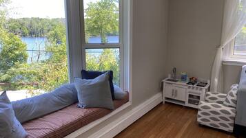 TV connectée, cheminée, livres, espaces bureaux