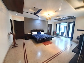 4 bedrooms, iron/ironing board, free WiFi, bed sheets