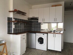 Réfrigérateur, micro-ondes, four, cafetière/bouilloire