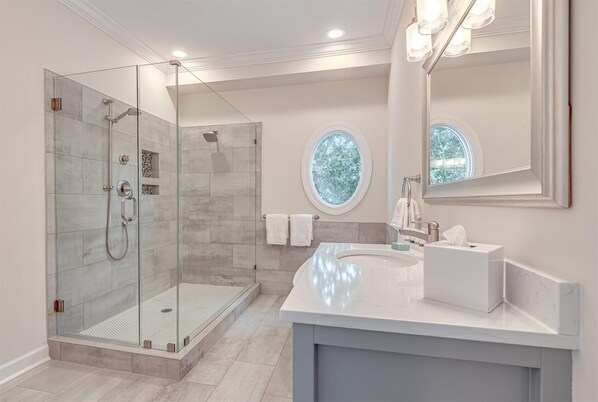 Combined shower/tub