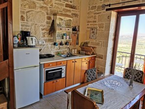 Frigorifero, forno, bollitore elettrico, seggiolone