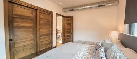3 Schlafzimmer, Schreibtisch, Bügeleisen/Bügelbrett, WLAN