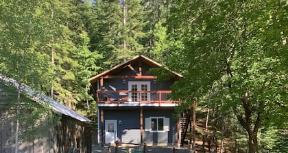 Gorgeous guest house, mature setting, 1 minute to the lake.