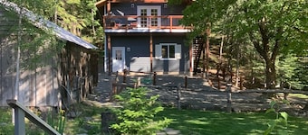 Gorgeous guest house, mature setting, 1 minute to the lake.