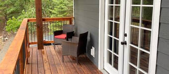 Gorgeous guest house, mature setting, 1 minute to the lake.