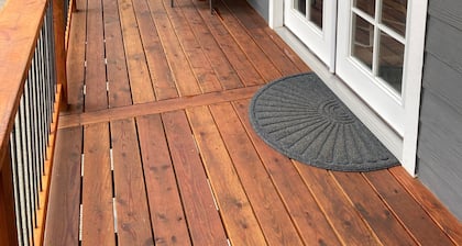 Gorgeous guest house, mature setting, 1 minute to the lake.