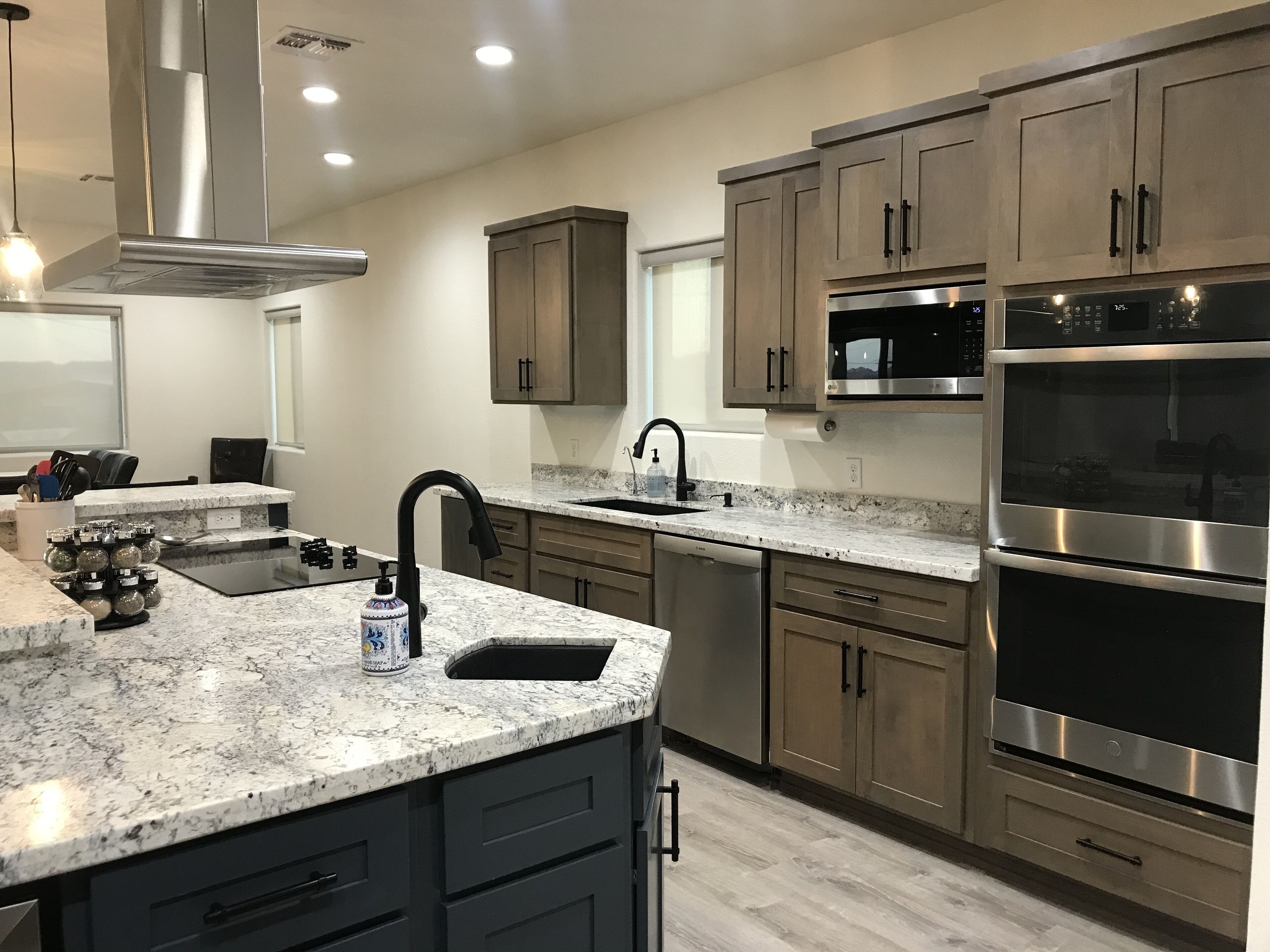 Rooftop deck, game room, semi-private docks. Add'l rental next door #859877