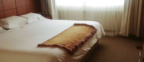 Premium Room, 1 King Bed | Egyptian cotton sheets, premium bedding, in-room safe, soundproofing