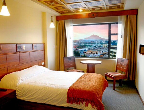 Executive Room | Egyptian cotton sheets, premium bedding, in-room safe, soundproofing - Hotel Zeus (Riobamba)