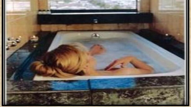 Une baignoire avec vue sur une montagne enneigée.
