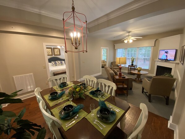 Dining - Townes at Kingscreek perfect for Busch Garden, Water Country USA Williamsburg VA (Williamsburg)