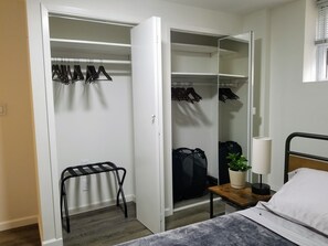 2 bedrooms, desk, iron/ironing board, travel crib - Spacious 800 sqf 1BR, 2 minutes to subway + 6 minutes to Midtown Manhattan (Queens)