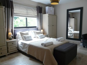 5 bedrooms, iron/ironing board, WiFi, bed sheets