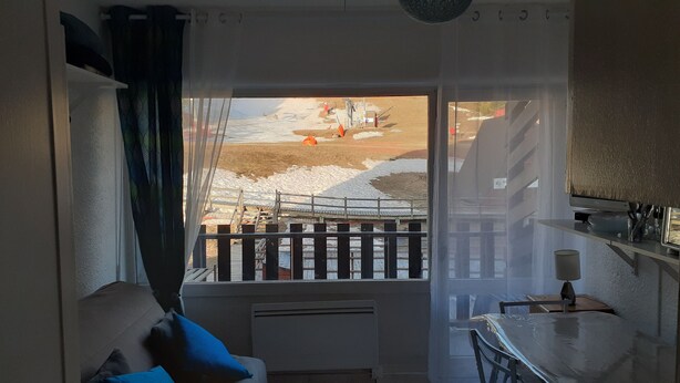A room with a view of a construction site outside. - Studio Chaleureux en Montagne (Puyvalador)