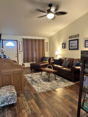 TV connectée, lecteur de DVD, baby-foot, table de tennis de table