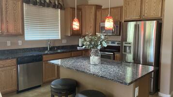 冰箱、微波炉、烤箱、炉灶