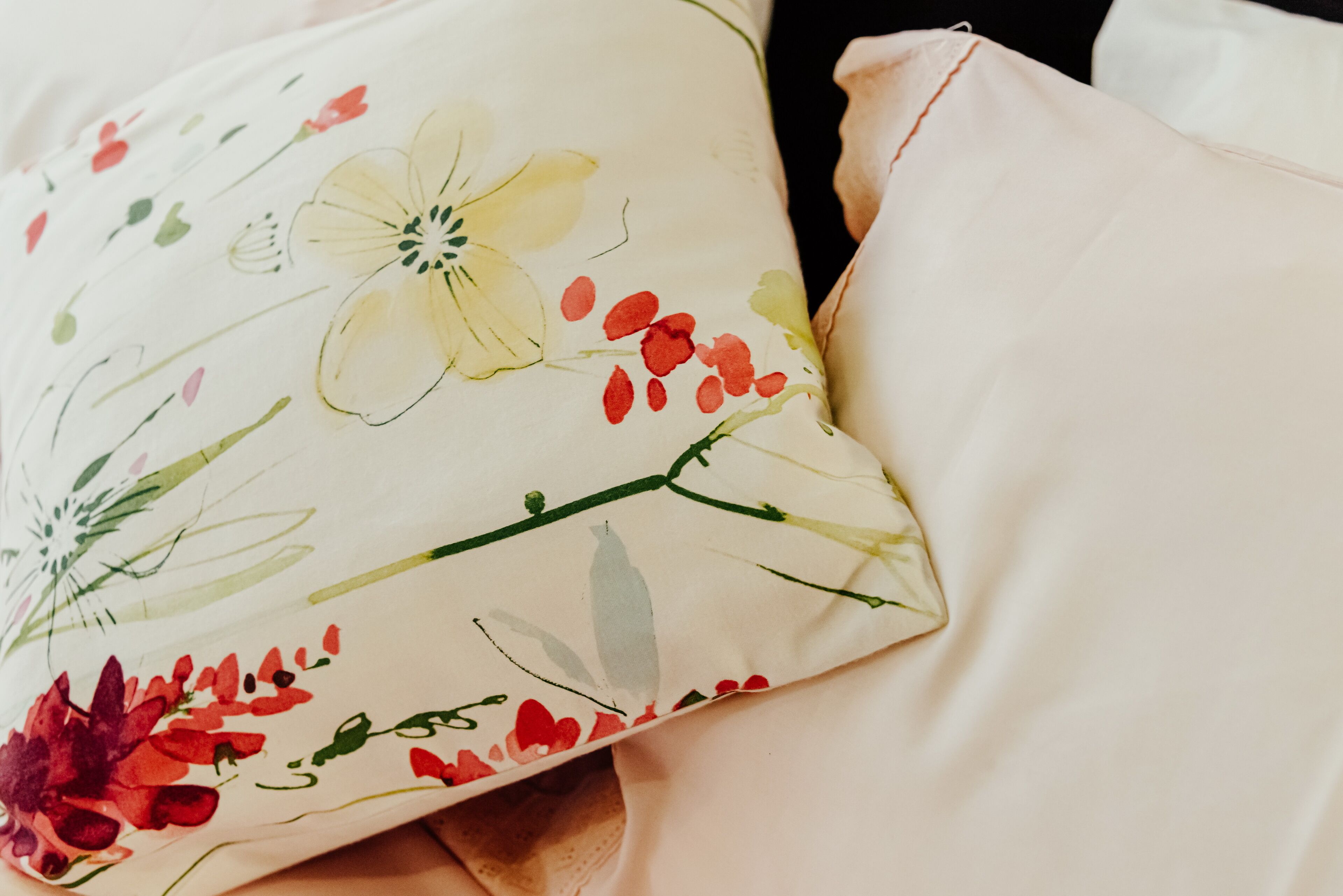 Ein Kopfkissen mit einem Blumenmuster.