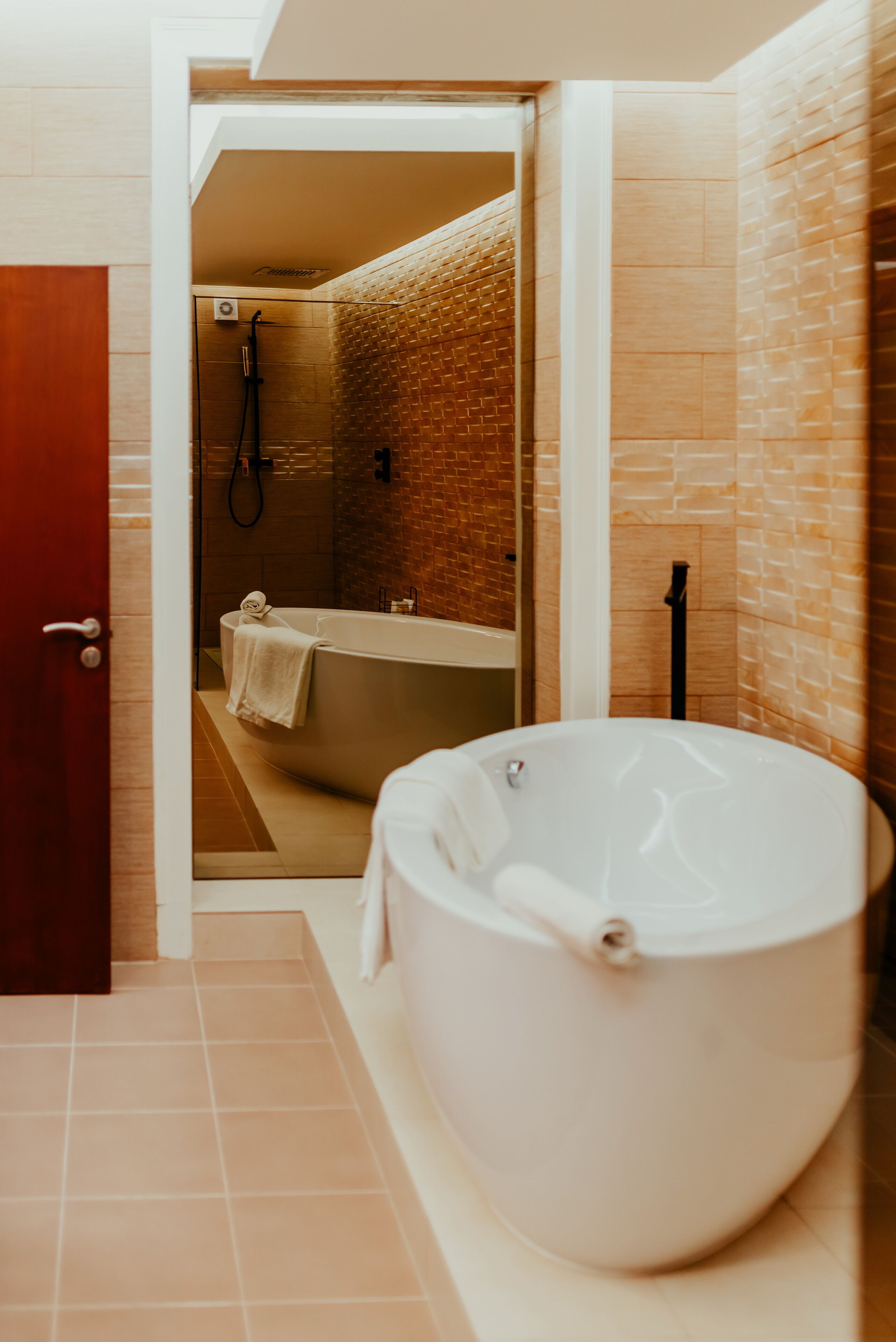 Deluxe Double Room | Bathroom | Free toiletries, hair dryer, towels, soap
