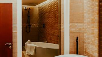 Deluxe Double Room | Bathroom | Free toiletries, hair dryer, towels, soap