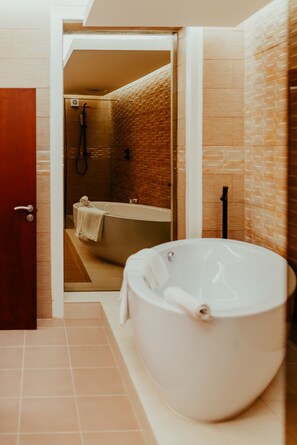 Deluxe Double Room | Bathroom | Free toiletries, hair dryer, towels, soap - Happy House Comfort  Plus (Faro)
