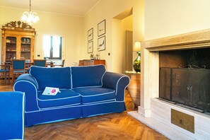 Téléviseur connecté, foyer, lecteur de DVD, chaîne audio