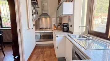 Réfrigérateur, un four, surface de cuisson, lave-vaisselle