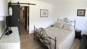 2 bedrooms, iron/ironing board, WiFi (free), bed sheets