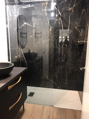 Ducha, secador de pelo, toallas, jabón