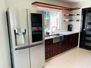 Kjøleskap, mikrobølgeovn, ovn og kokeplater