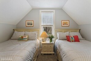 4 habitaciones, tabla de planchar con plancha, wifi y ropa de cama 