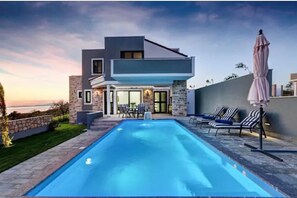 Piscina all'aperto, una piscina riscaldata