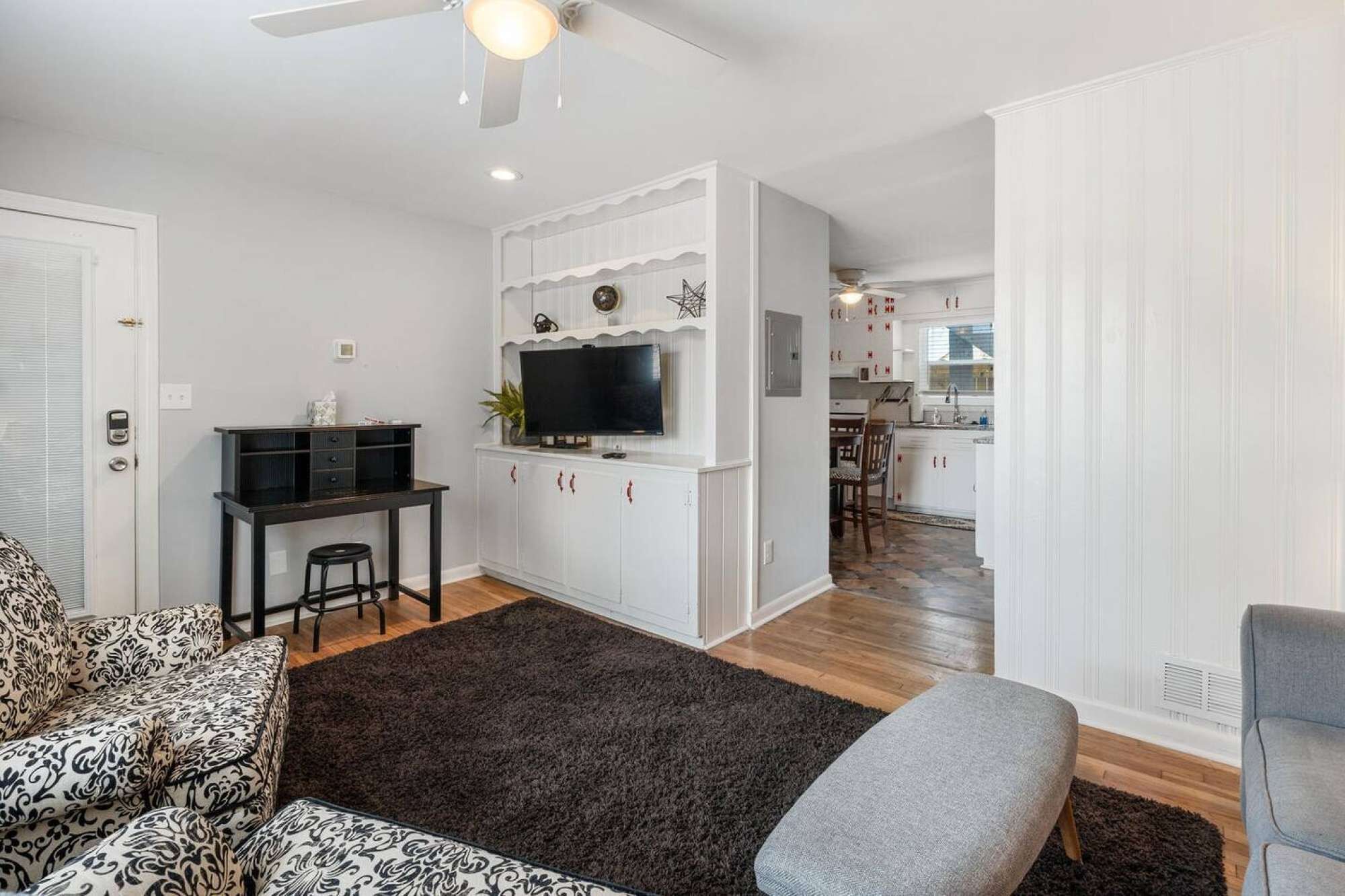 Lake Life B - 2 Bdrm Sleeps 4 | 5 Min Walk to Beach & Dwntwn Acworth | 10 Min to Lake Point Sports