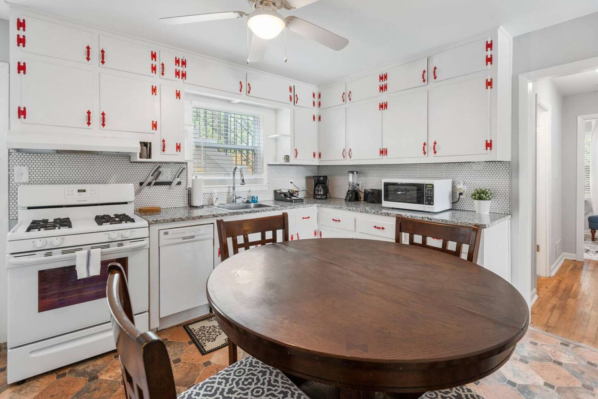 Lake Life B - 2 Bdrm Sleeps 4 | 5 Min Walk to Beach & Dwntwn Acworth | 10 Min to Lake Point Sports