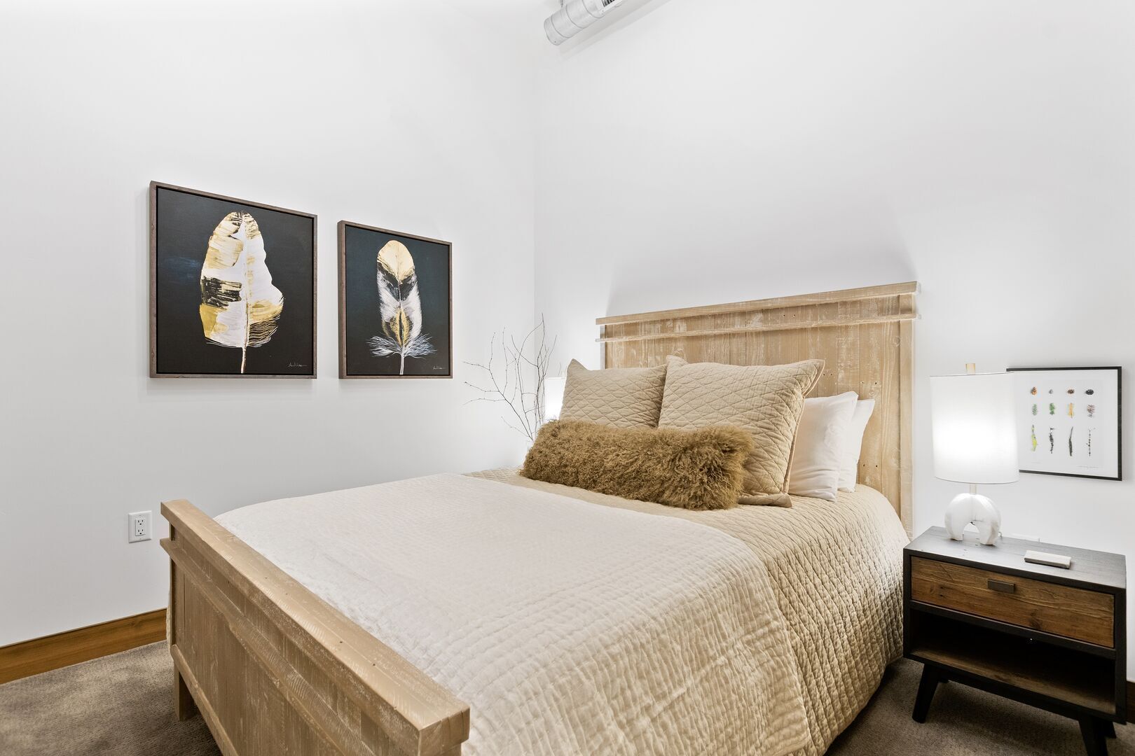 New! Elite Luxury Downtown Condo, 2 Bed / 2 Bath, Indoor Parking and Private Ski Locker!