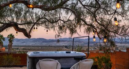 ★Hot tub under the stars★ 3 King Beds, Cowboy Pool, Desert Views, Fire Pit, EV