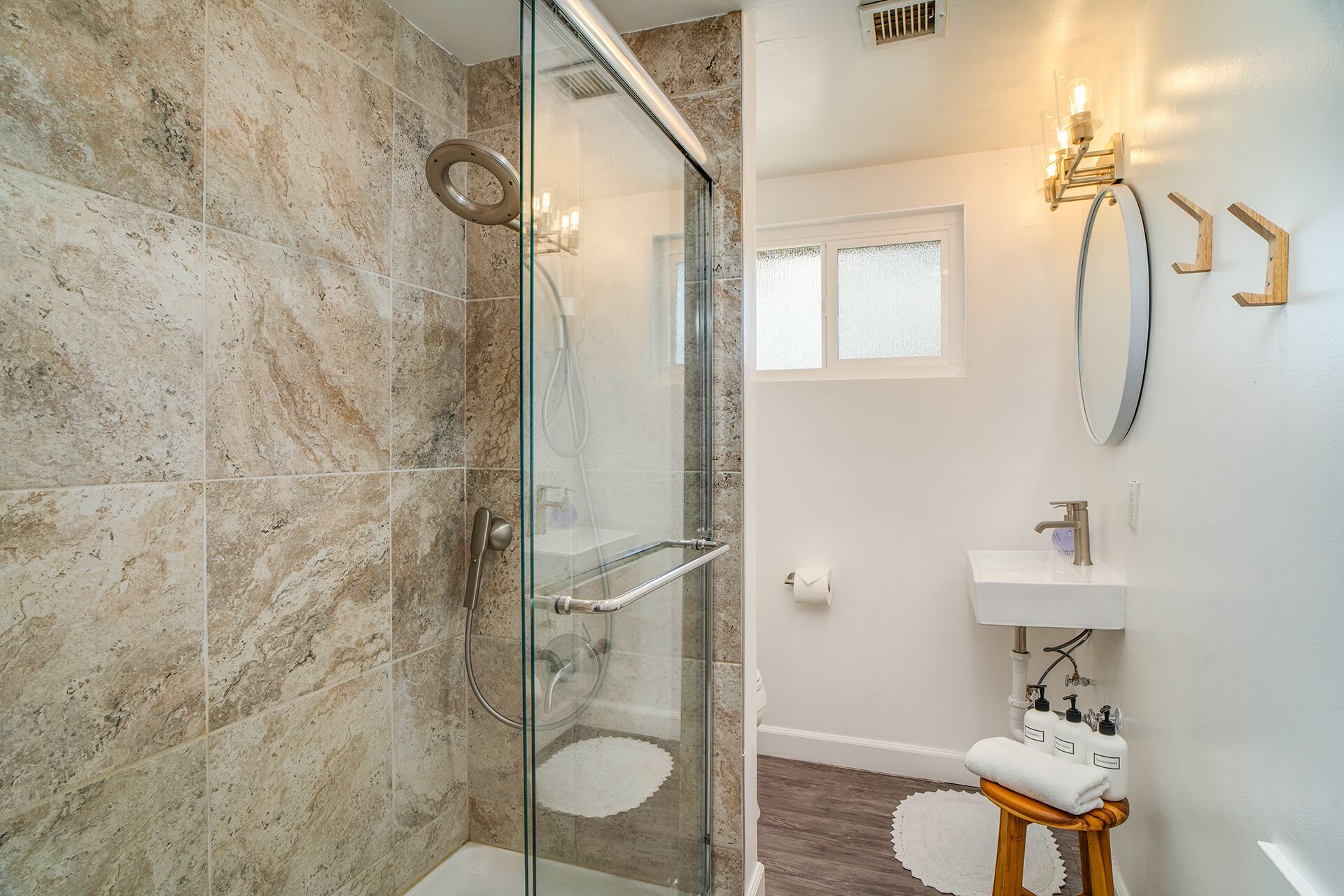 ★Hot tub under the stars★ 3 King Beds, Desert Views, Fire Pit, Fast Wifi, Tesla