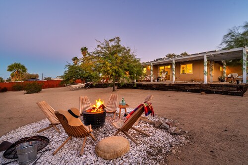 ★Hot tub under the stars★ 3 King Beds, Cowboy Pool, Desert Views, Fire Pit, EV