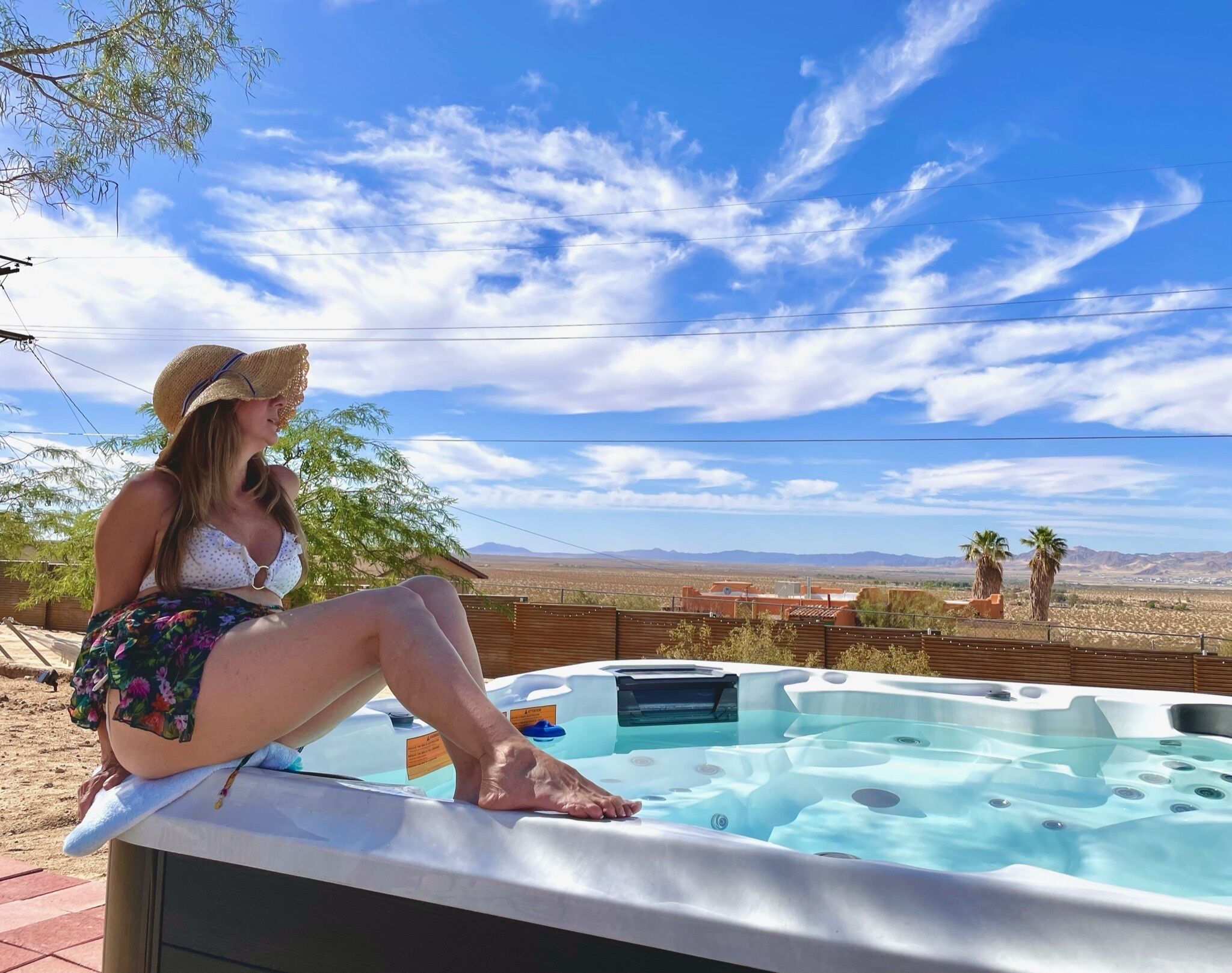 ★Hot tub under the stars★ 3 King Beds, Desert Views, Fire Pit, Fast Wifi, Tesla