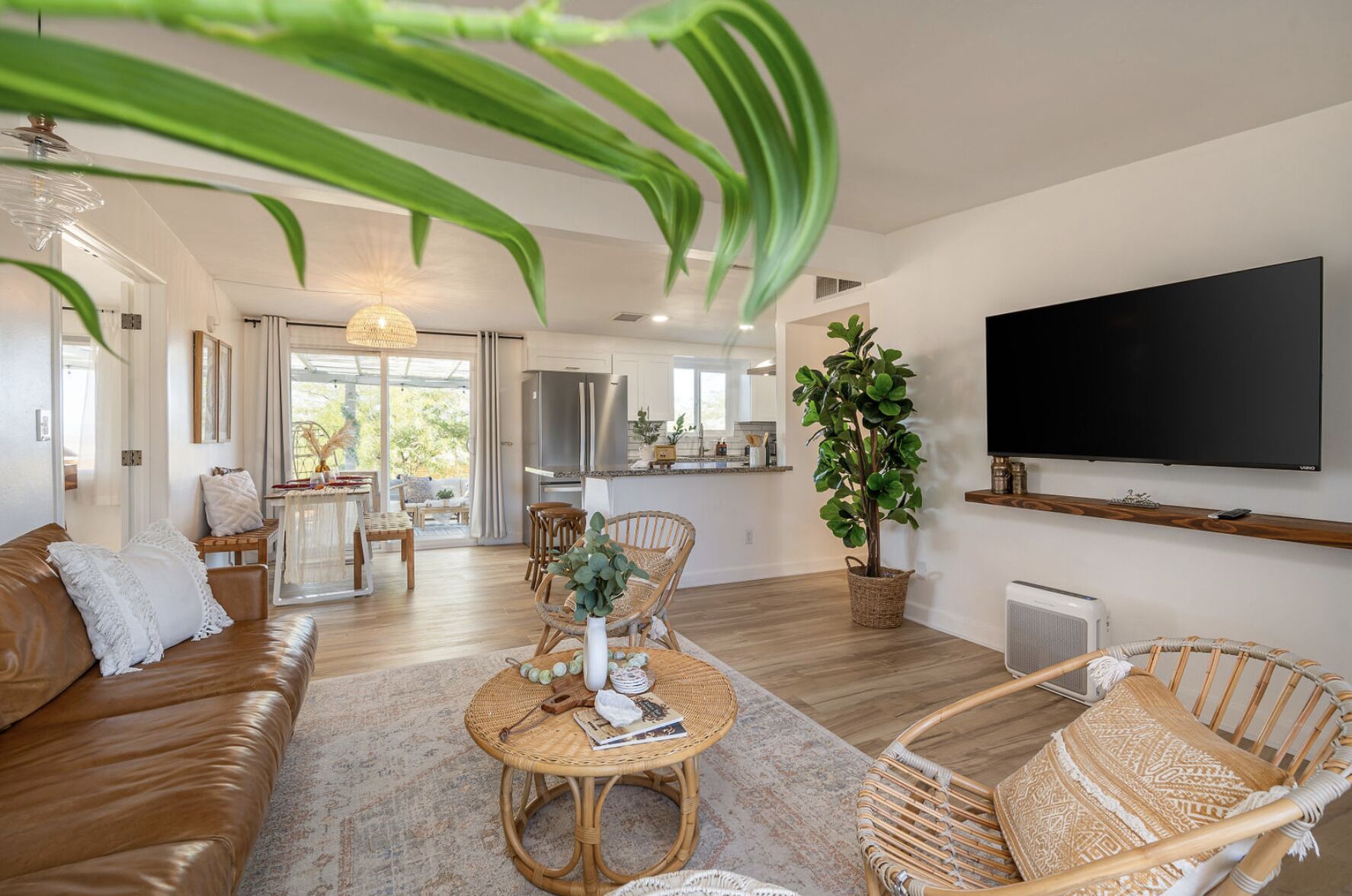 ★Hot tub under the stars★ 3 King Beds, Desert Views, Fire Pit, Fast Wifi, Tesla