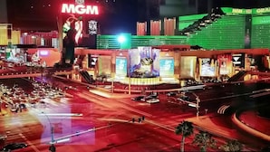 Ett väl upplyst kasino med en stor skylt med texten ”MGM”, flera skärmar och en livlig korsning.