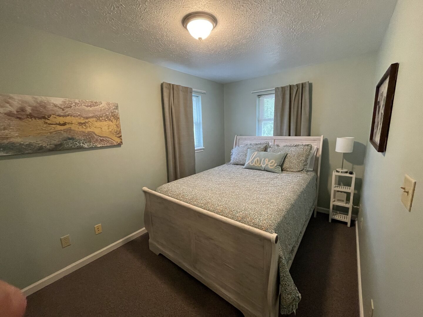 6 bedrooms, iron/ironing board, WiFi (free), bed sheets