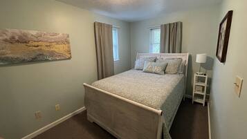 6 bedrooms, iron/ironing board, WiFi (free), bed sheets