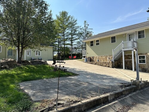 Twin Lake Retreat Nestled on 20 acres, Ponds, Hot Tub, close to Athens