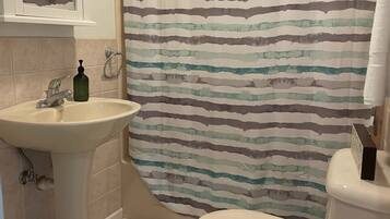 Combined shower/tub, towels, soap, toilet paper