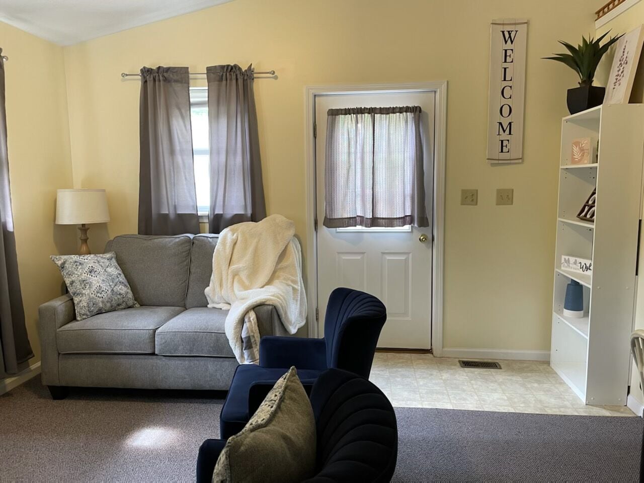 Twin Lake Retreat Nestled on 20 acres, Ponds, Hot Tub, close to Athens