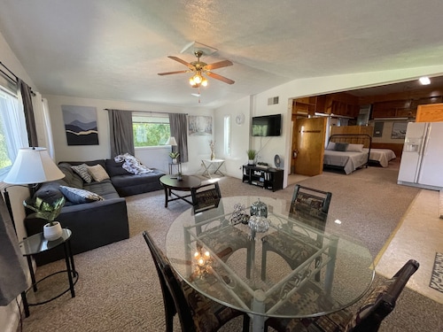 Vacation Rental Cottage with Hot Tub and Lakeview near Athens & Hocking Hills