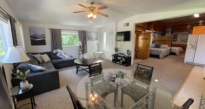 Vacation Rental Cottage with Hot Tub and Lakeview near Athens & Hocking Hills