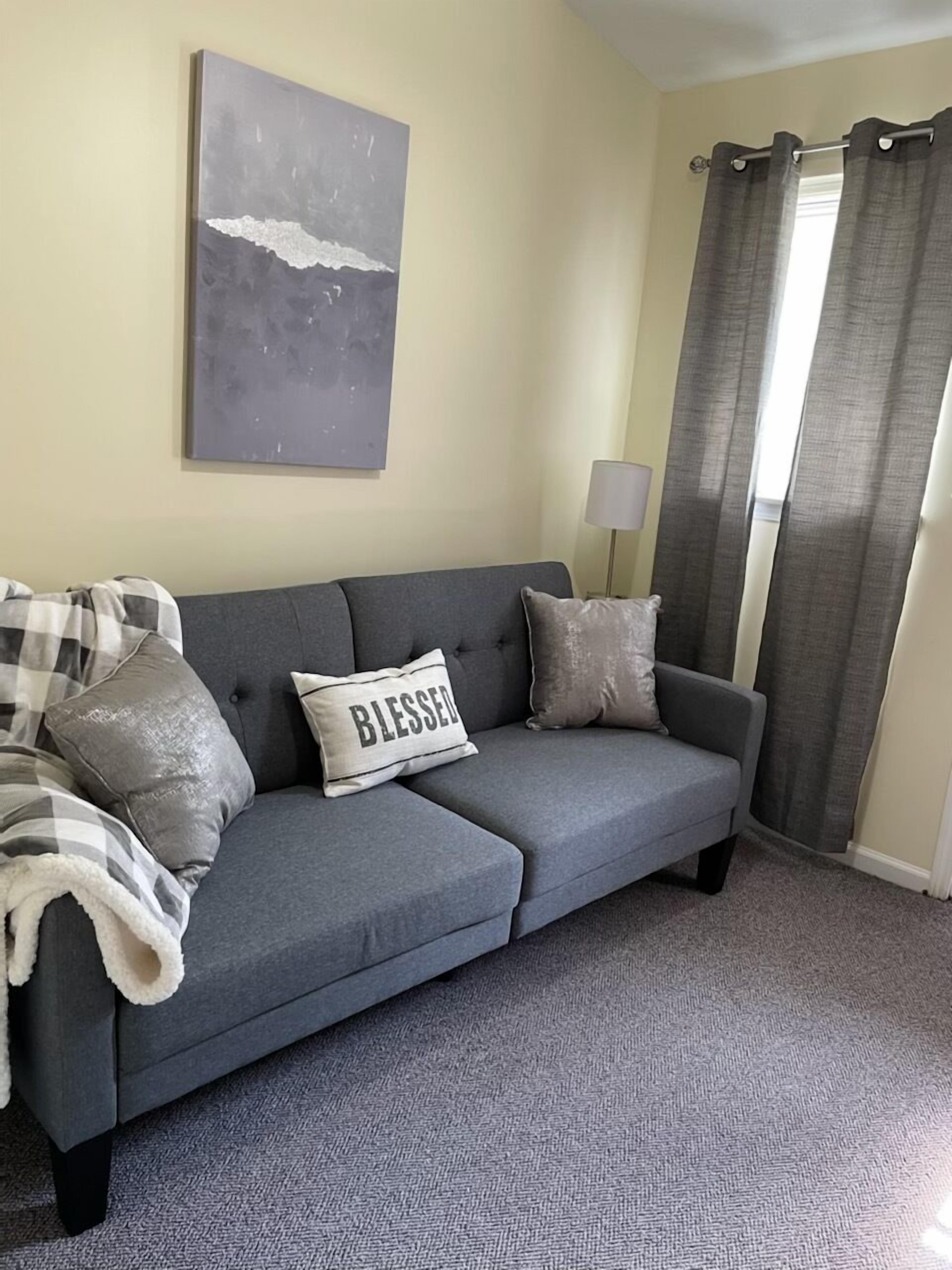 Twin Lake Retreat Nestled on 20 acres, Ponds, Hot Tub, close to Athens