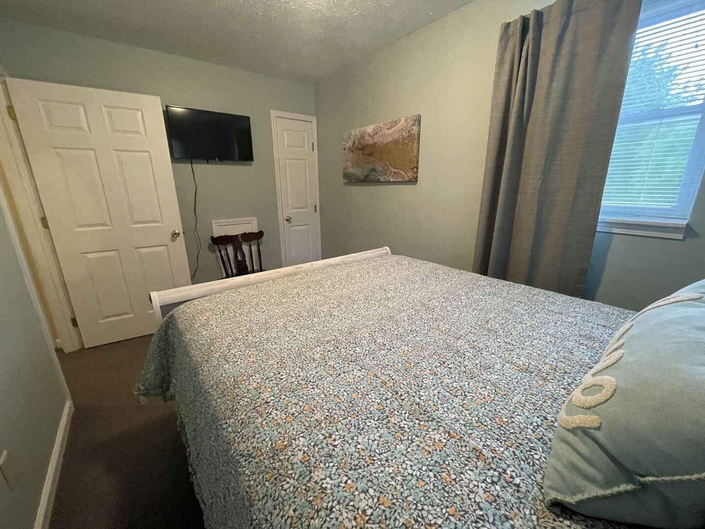 6 bedrooms, iron/ironing board, WiFi (free), bed sheets
