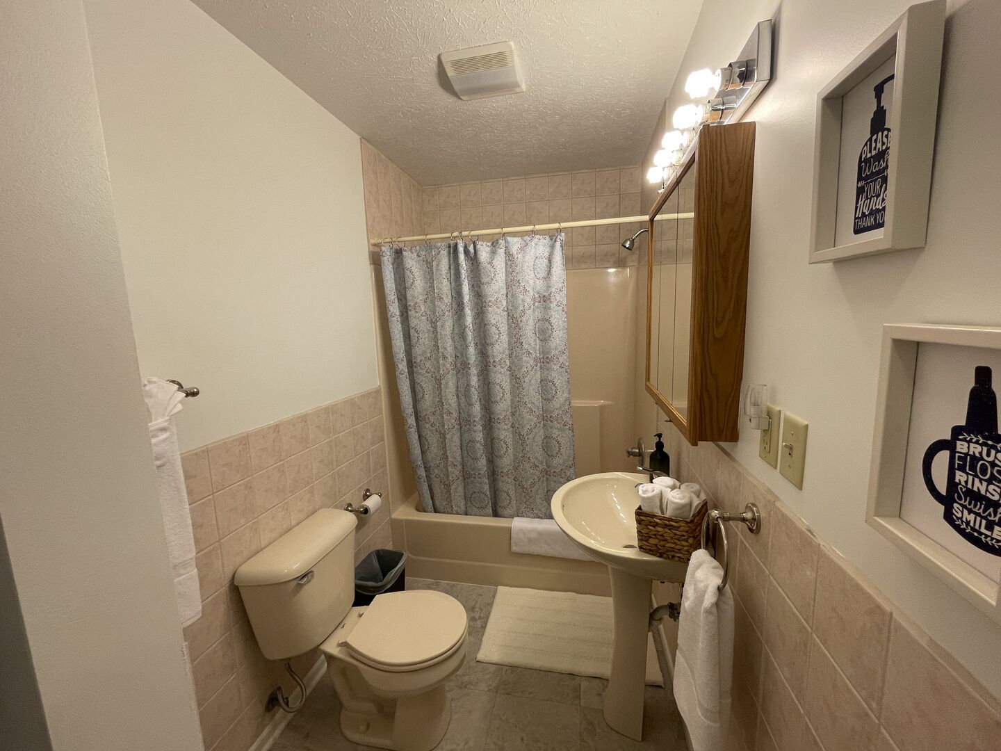 Combined shower/tub, towels, soap, toilet paper